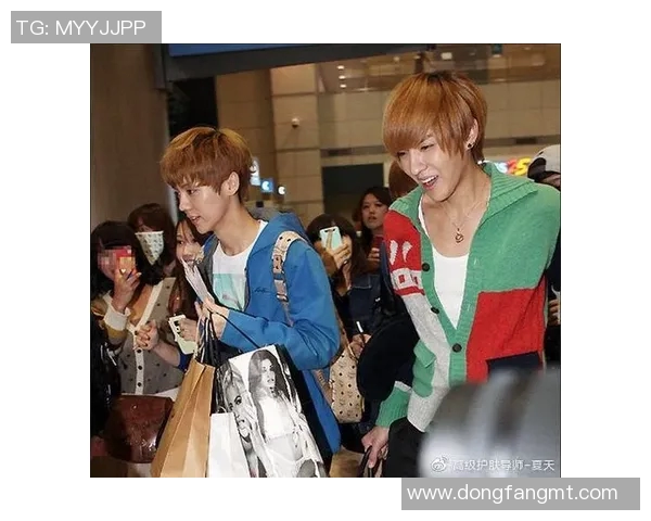 帅哥与足球明星亲密合影展现青春活力与运动魅力的完美结合